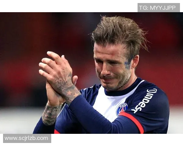 足球巨星挥手告别赛场瞬间 展现不舍与荣耀的完美交融